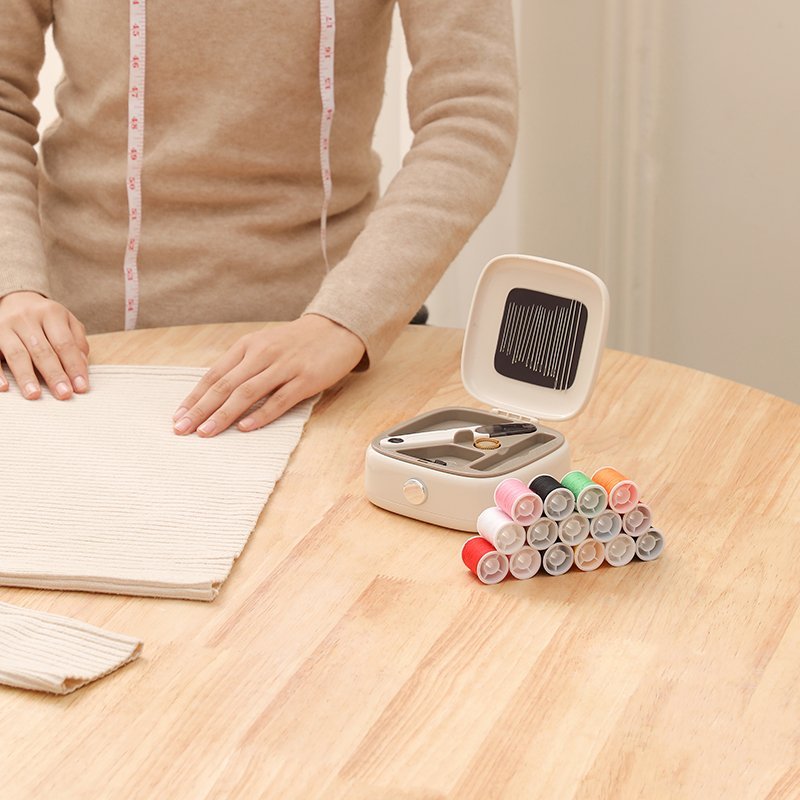 Square Circle Magnetic Needle and Thread Case